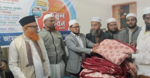 বরুড়ার ধলুয়া ও ভাউকসার এলাকায় শীতার্তদের মাঝে কম্বল বিতরণ