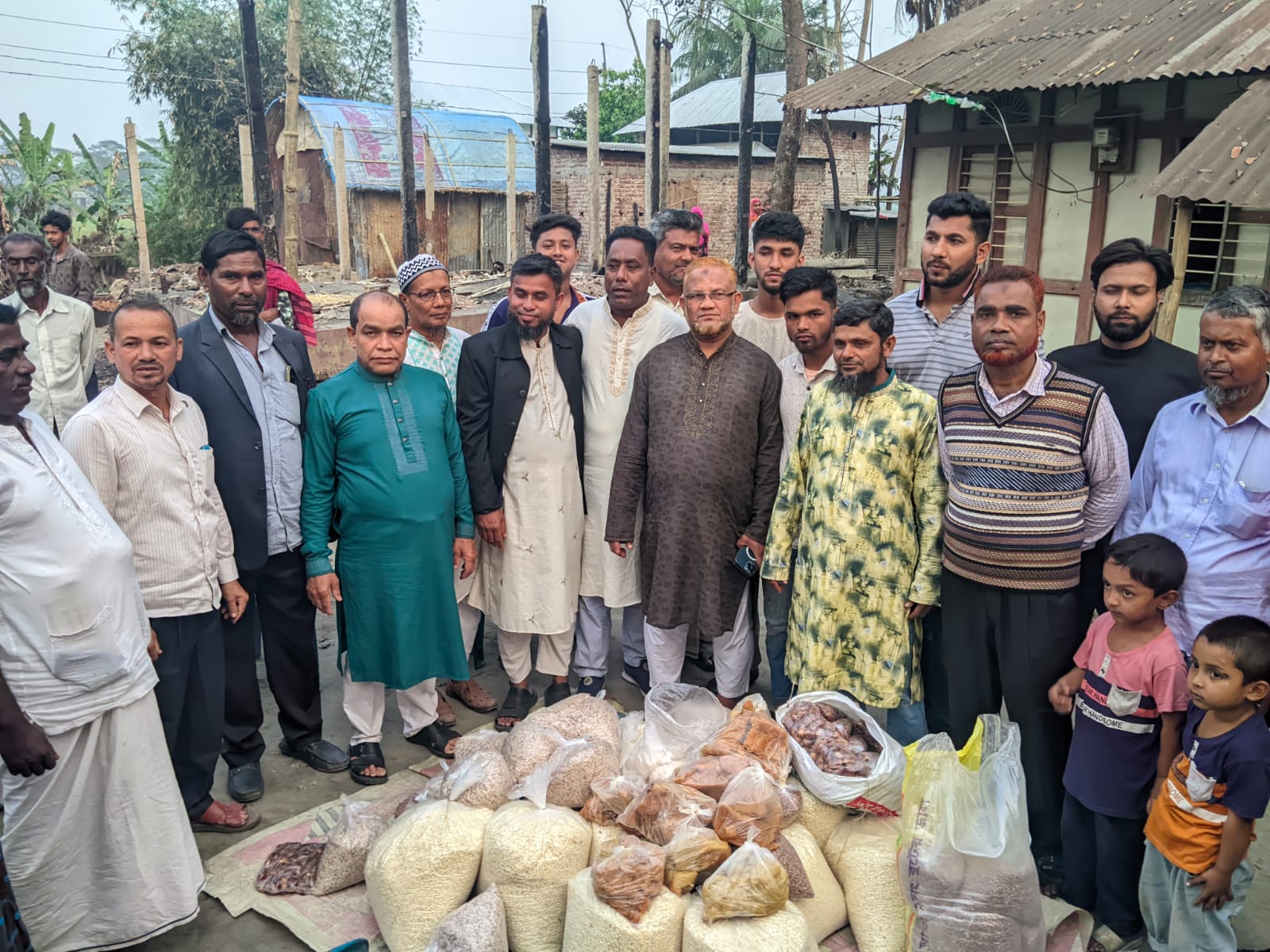 শরীয়তপুরের ডোমসার অগ্নিকান্ডে ক্ষতিগ্রস্ত ১৩ পরিবারের পাশে কৃষকদল নেতৃবৃন্দ: ইফতার সামগ্রী বিতরণ