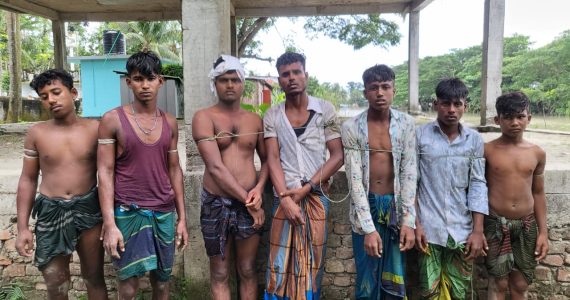 বরিশালের হিজলায় যৌথ অভিযানে জেলেদের হামলা: কোস্ট গার্ড ও মৎস্য কর্মকর্তাসহ আহত, ৭ জন আটক