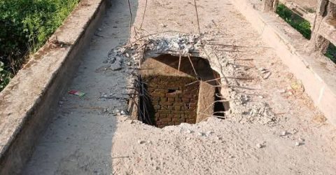নোয়াখালীর বেগমগঞ্জে ভেঙ্গে পড়া ব্রিজ দিয়ে চলাচল ঝুঁকিপূর্ন